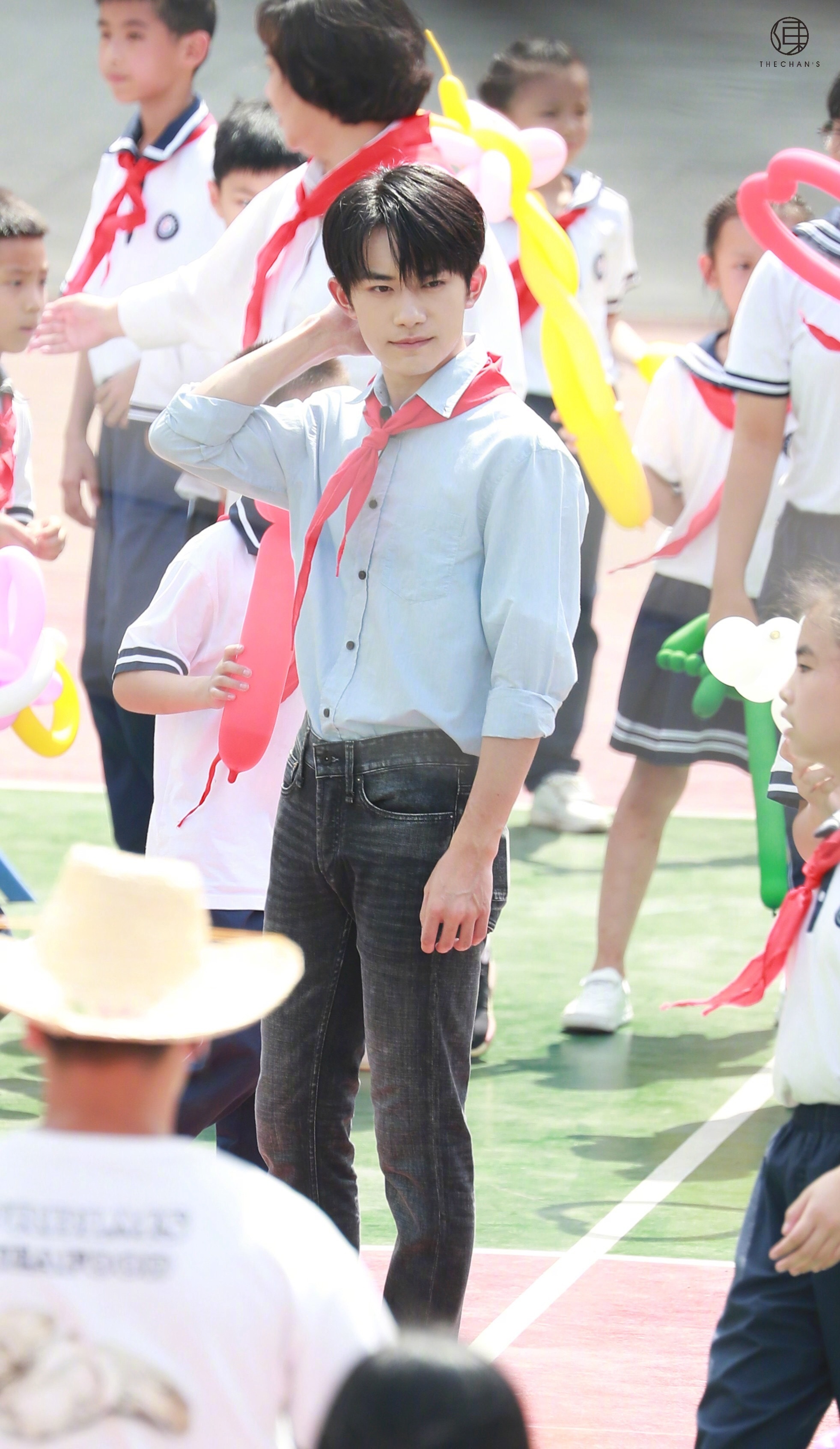 易烊千玺心连心公益活动路透饭拍