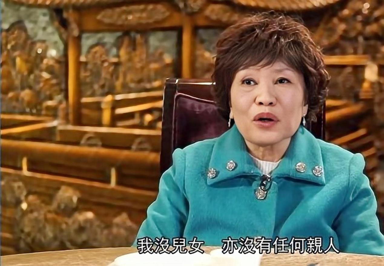 演一辈子"丑女",从未谈过恋爱,81岁余慕莲卧病在床要用尿片