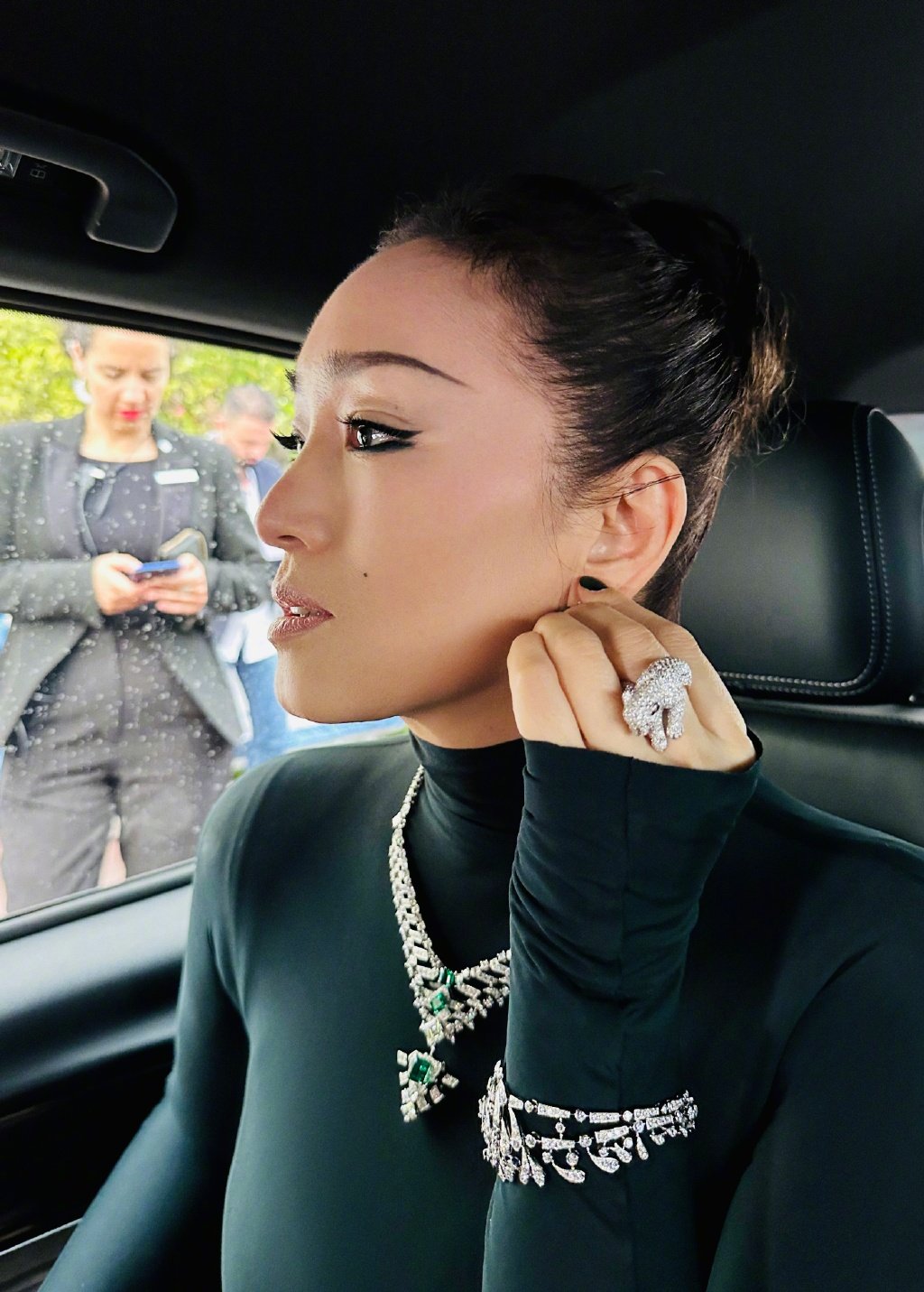 巩俐戛纳红毯造型图,全黑礼服,紧身上衣 大摆长裙_高清图集_新浪网