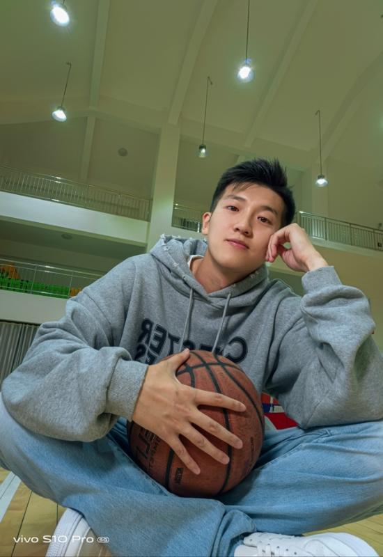 与消防出警一样,如今身兼宣传任务,拍短视频也成了田正的日常.