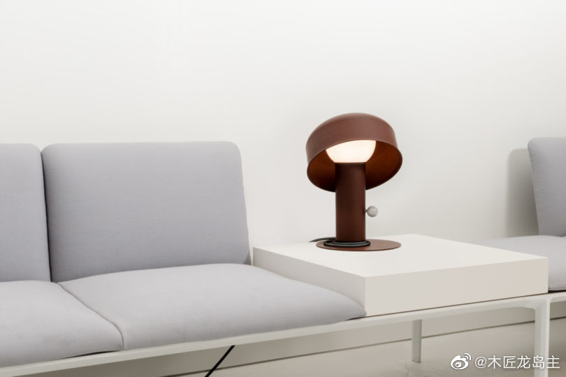 卢卡斯 李丁丁为 光明 创作的枢轴台灯能够把光投射到你自己的手中