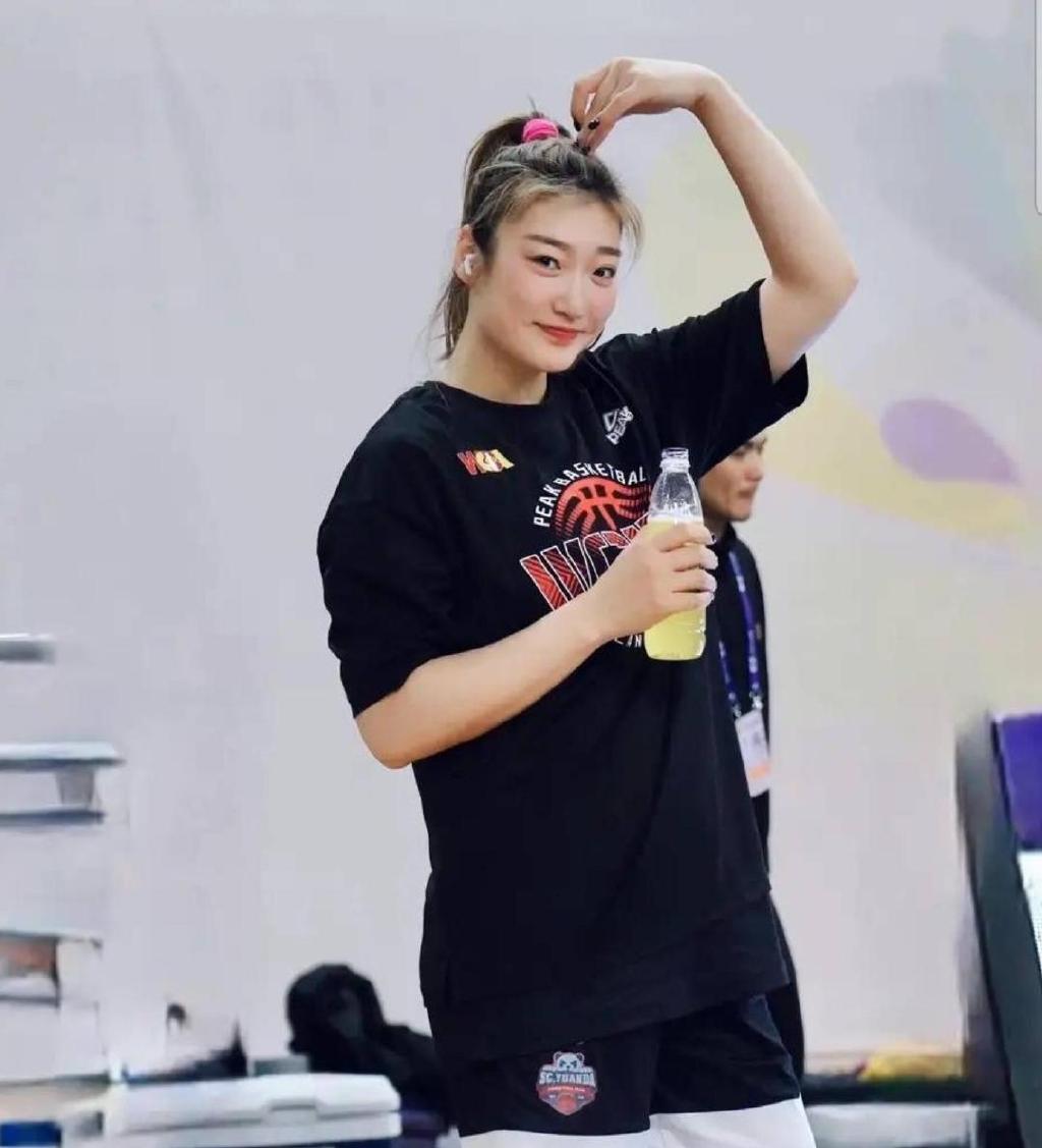 女篮李梦事件反转！体育大V发文力挺李梦，张隆前妻曝光裸照违法|李梦|张隆|前妻_新浪新闻