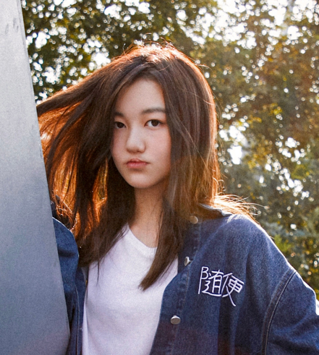 王菲后继有人?15岁李嫣穿露肩装秀身材,越长越像老妈