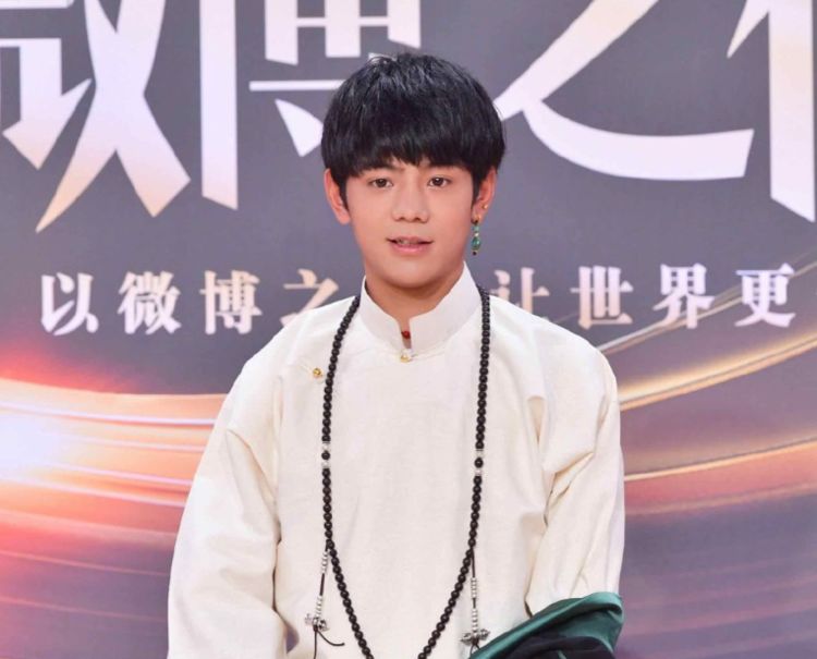 丁真现实中颜值有多高?跟众明星合影时的长相很显然,怪不得能火