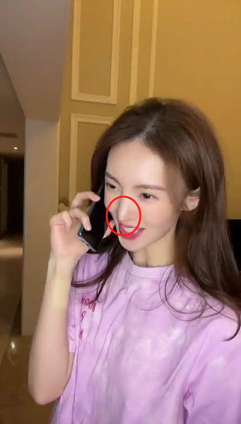 还是其他什么原因,她的鼻子看起来怪怪的,特别的尖,也还透着光,鼻头