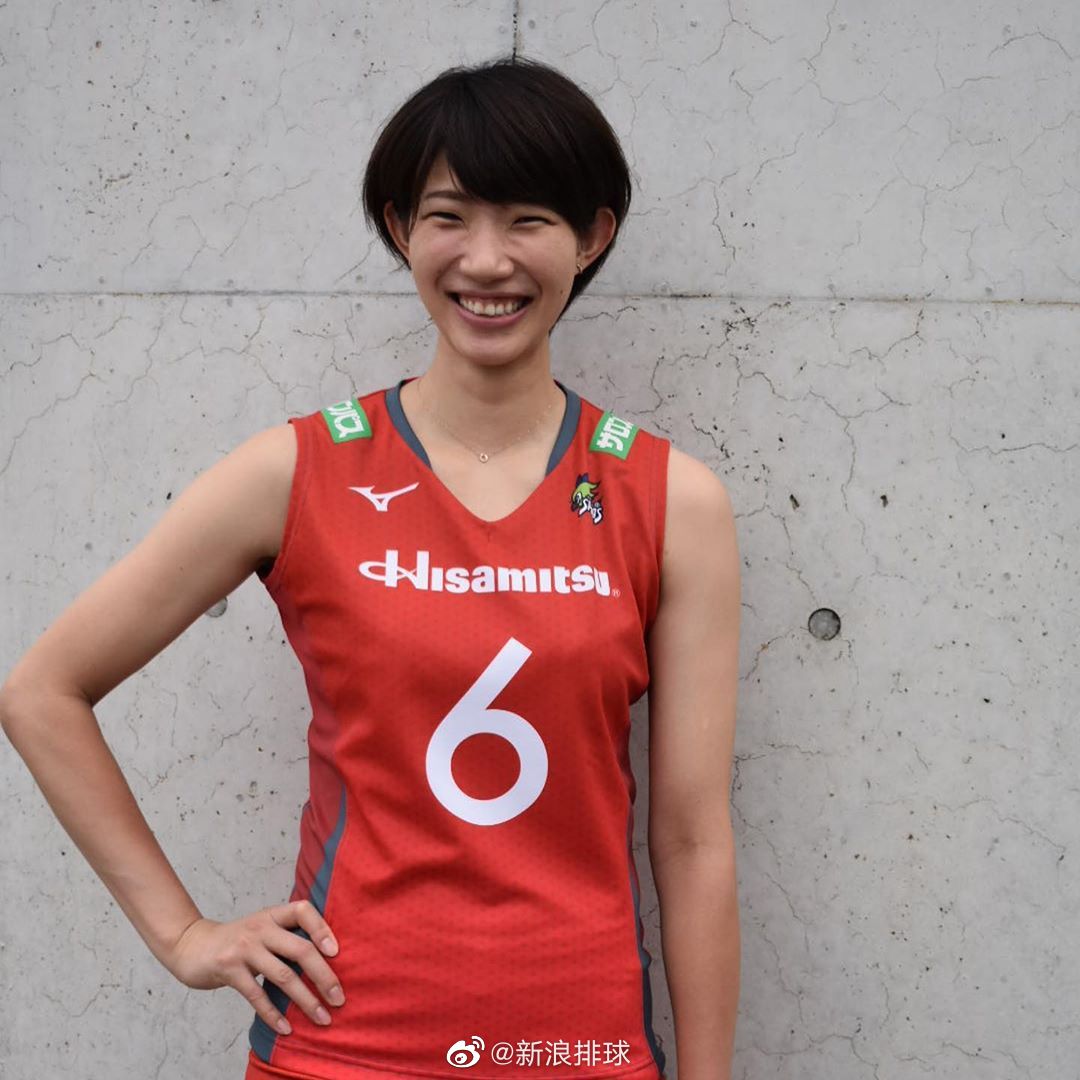 3/ 6日本联赛冠军球队久光制药发布新赛季官方写真,石井优希与队友