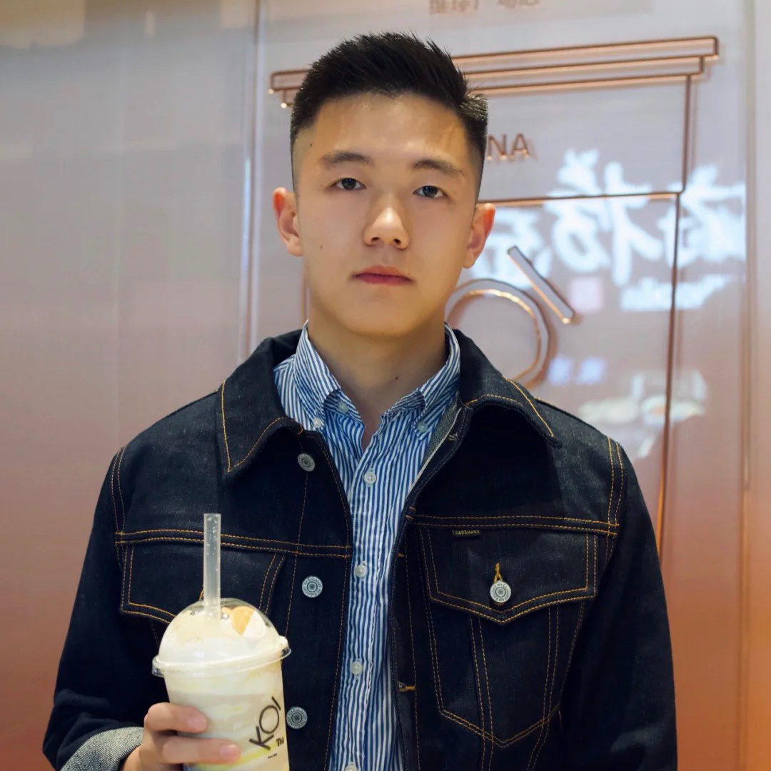 笑起来憨憨的运动小哥. 短发干练,踢球的样子荷尔蒙十足