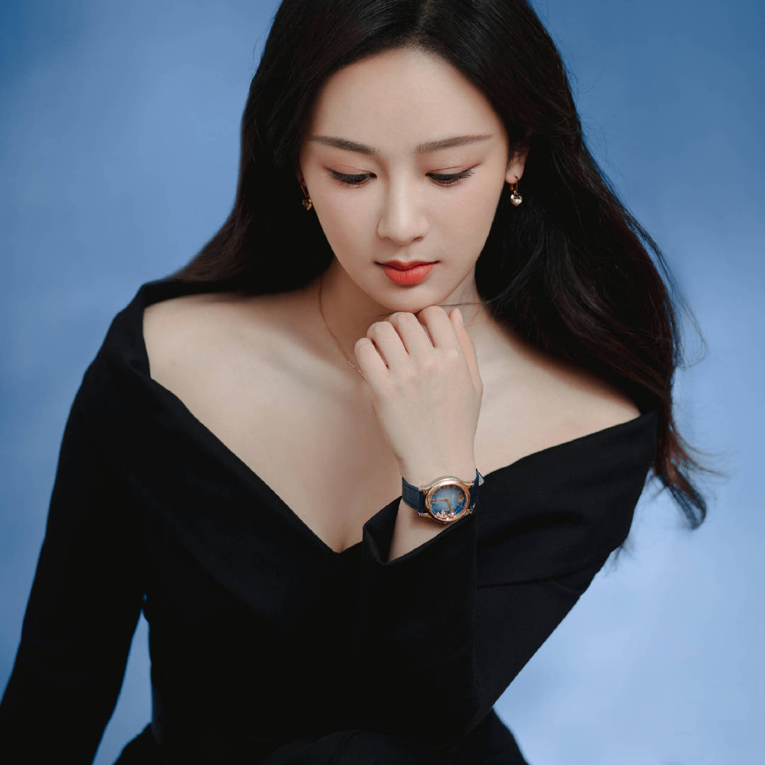 杨紫 身穿大v领黑色上衣,露出锁骨和肩颈,一头秀发披在肩上……_高清