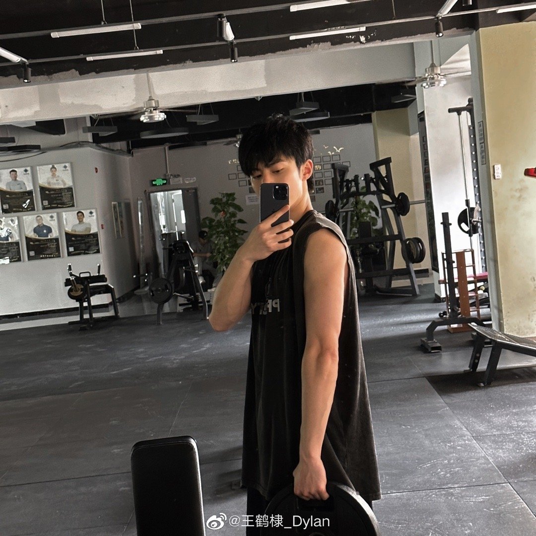 王鹤棣今日随拍送达 准备迎接夏天～健身房对镜拍好帅啊_高清图集