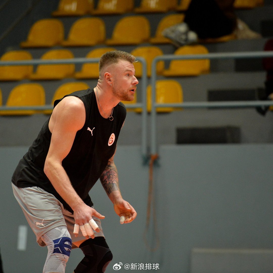 12月31日,意大利名将扎伊采夫抵达土耳其加拉塔萨雷俱乐部报到