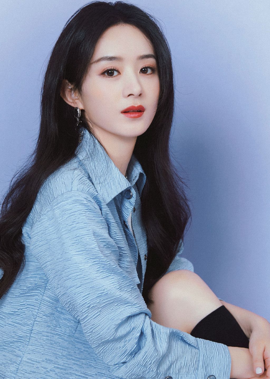 赵丽颖 身穿淡蓝色套装,长发披肩,双腿白皙修长