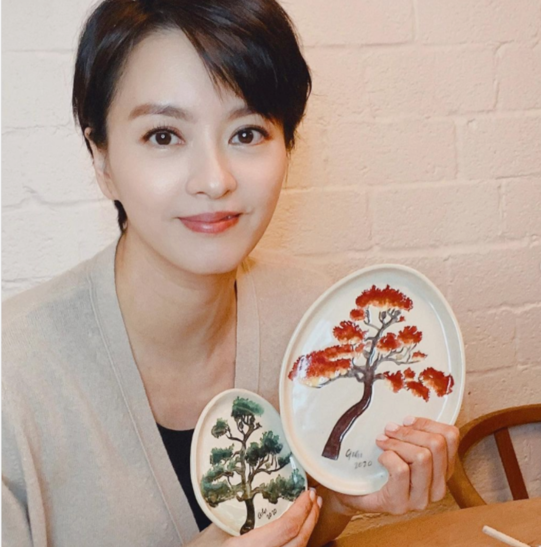 45岁梁咏琪近照曝光,短发利落气质优雅,还自学陶艺生活超惬意