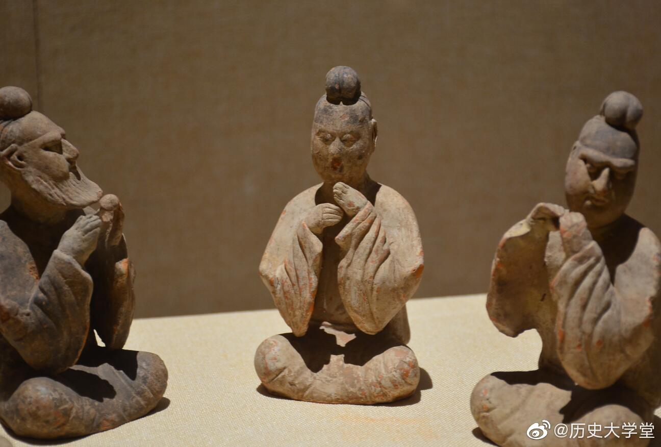 这是唐代的奏乐俑,胡人乐师和汉人乐师席地而坐,合奏齐鸣