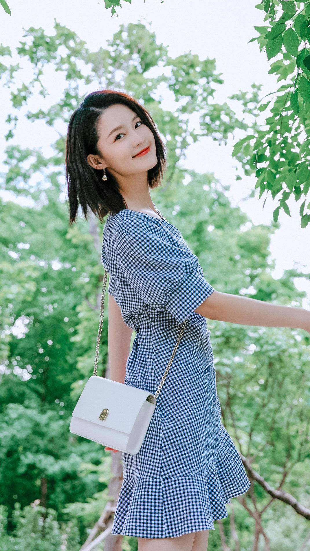 李沁格纹连衣裙少女感十足,当妈了还是那么甜美可爱