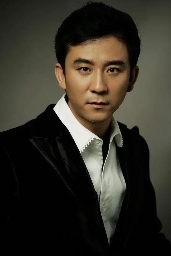 她的祖父,父亲都是武丑演员,祖父曾和京剧名旦梅兰芳同台演出.