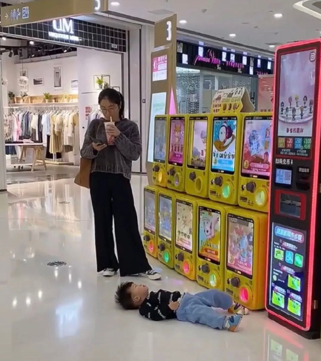孩子不高兴躺地上耍赖,家长的这种做法绝了!