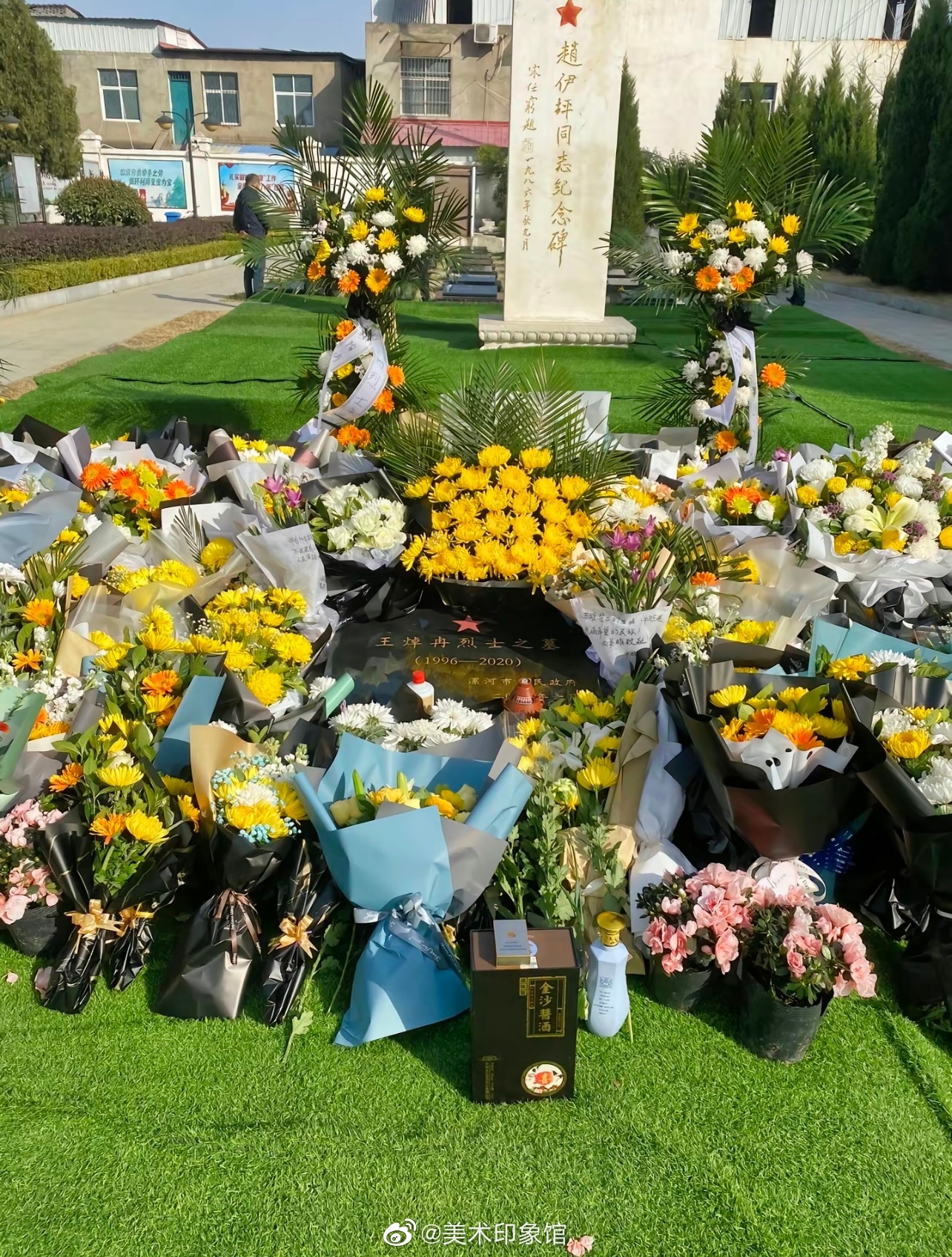 陈红军,陈祥榕,肖思远,王焯冉烈士墓碑前摆满了鲜花