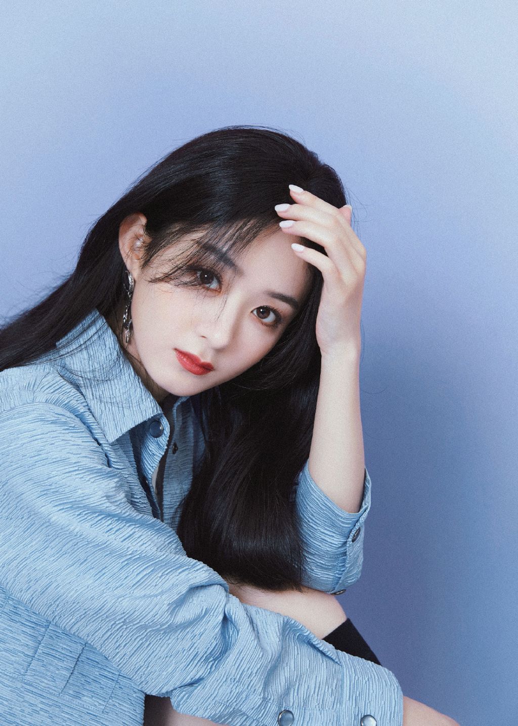 赵丽颖 身穿淡蓝色套装,长发披肩,双腿白皙修长