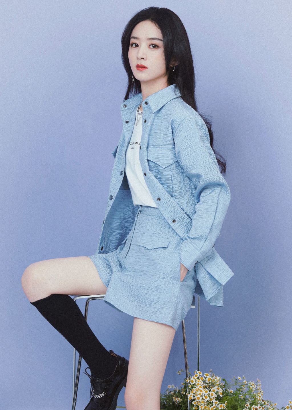 赵丽颖 身穿淡蓝色套装,长发披肩,双腿白皙修长