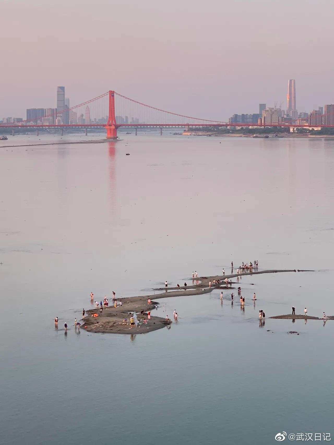 武汉杨泗港江滩每天不一样,滩涂面积越来越大,浅滩越来越多?__财经头条