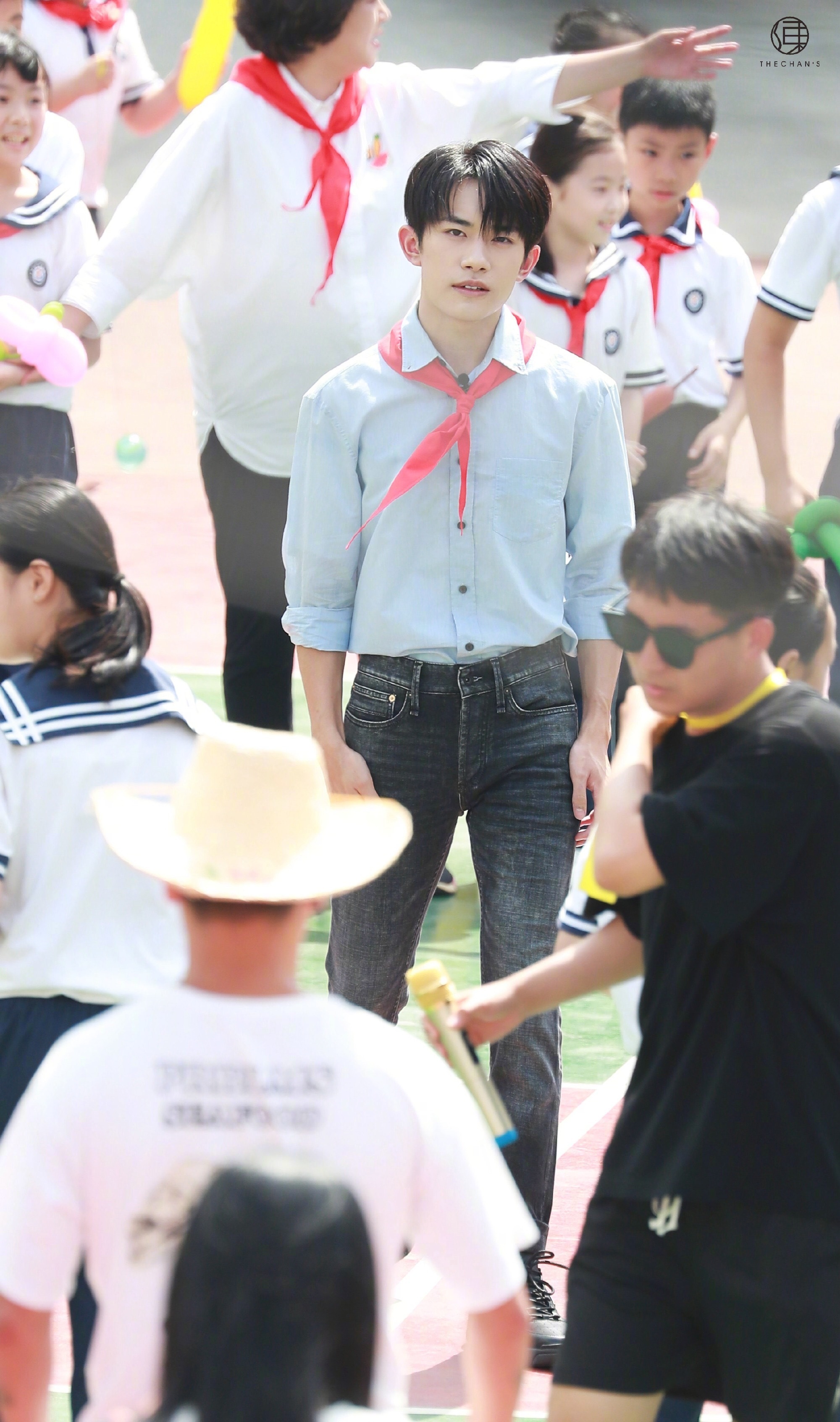 易烊千玺心连心公益活动路透饭拍