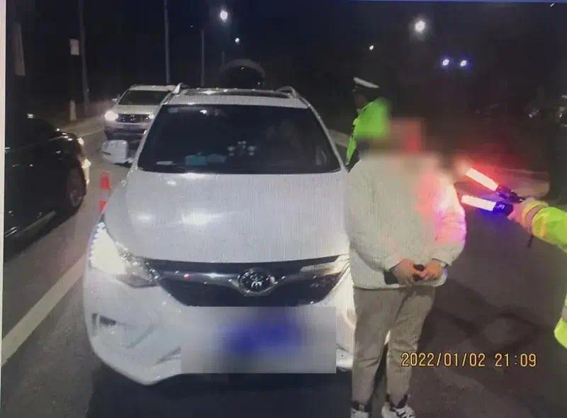 女子聚餐后,被十堰民警当街拦住!成为2022“第一人”!休闲区蓝鸢梦想 - Www.slyday.coM 女子聚餐后,被十堰民警当街拦住!成为2022“第一人”!休闲区蓝鸢梦想 - Www.slyday.coM