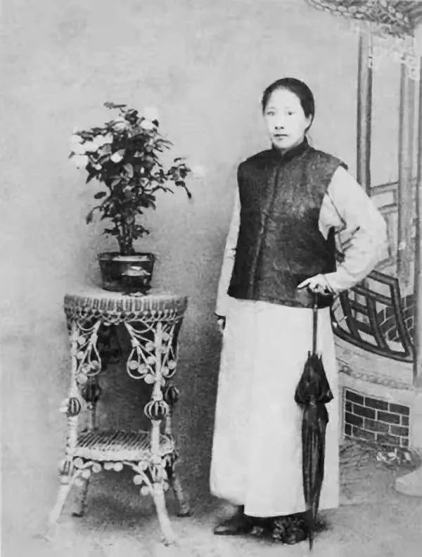 在秋瑾的影响下,葛兰英逐渐意识到,自己所遭受的一切不公不只是她自己