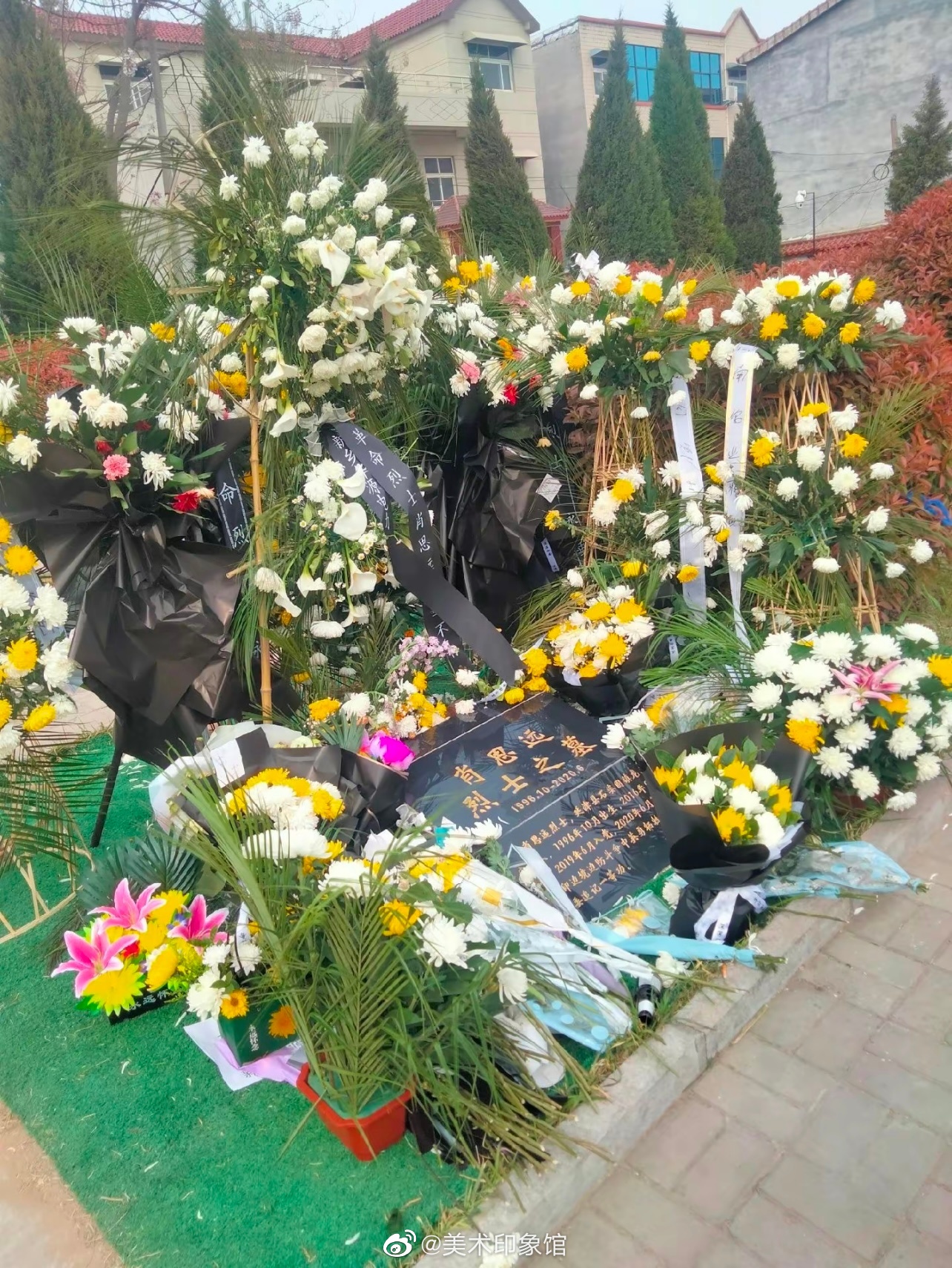 陈红军,陈祥榕,肖思远,王焯冉烈士墓碑前摆满了鲜花