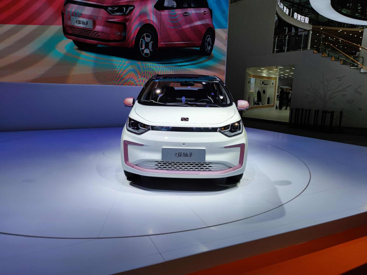 外观方面,思皓e10x花仙子车头部分使用了不少横向线条来提升视觉宽度