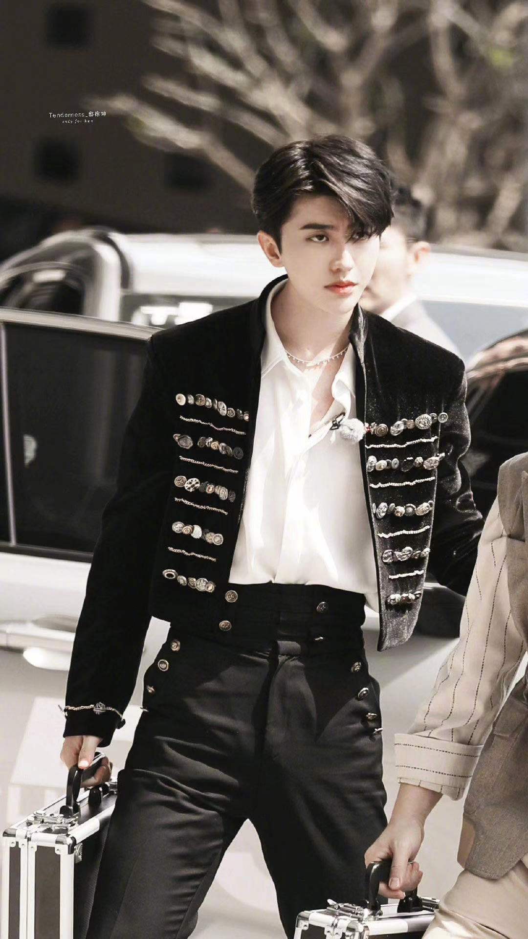 近日,@蔡徐坤 最新造型来袭,身穿宫廷风西装搭配白衬衫