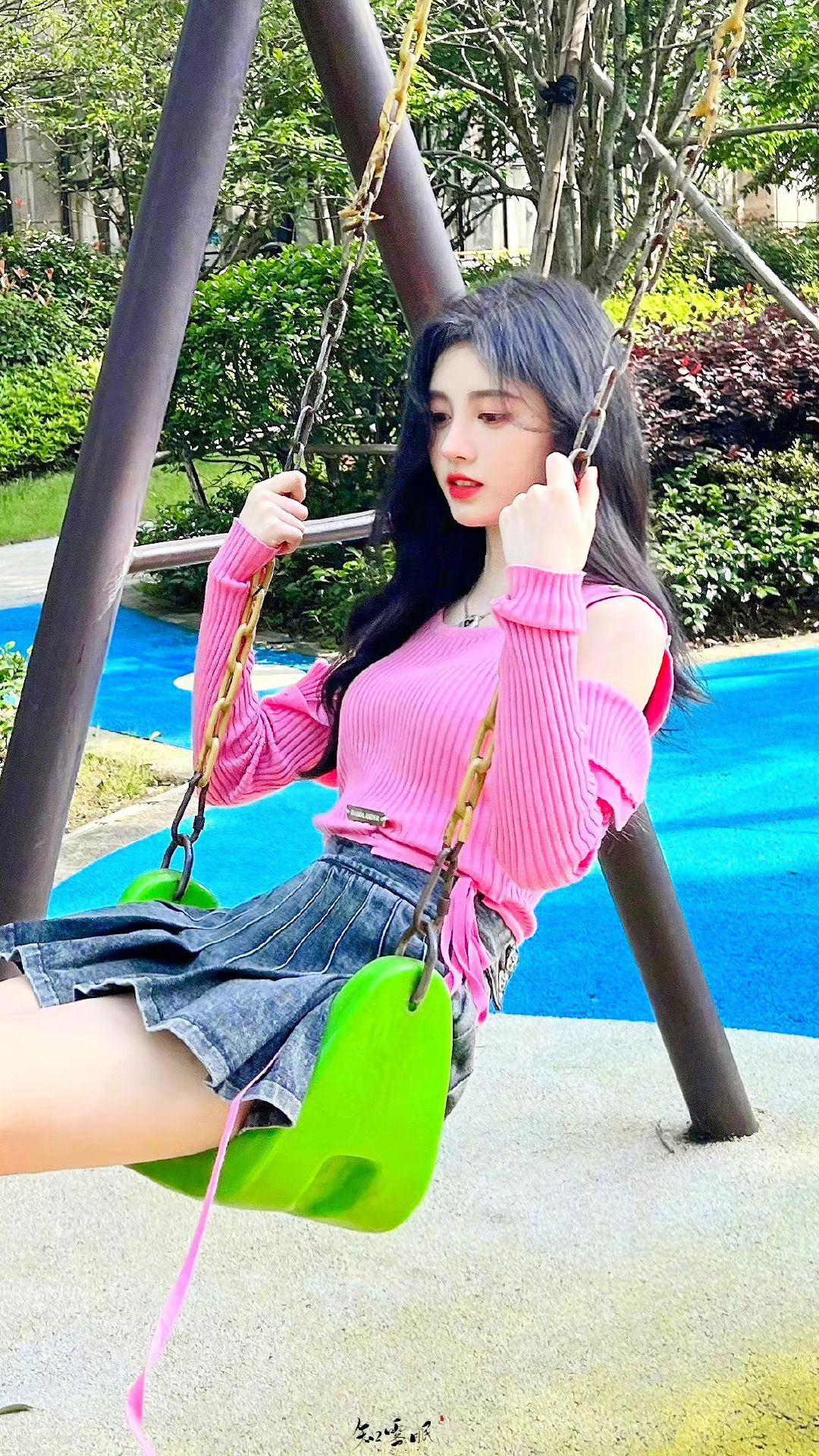 鞠婧祎小区荡秋千随拍图粉色上衣77牛仔百褶裙