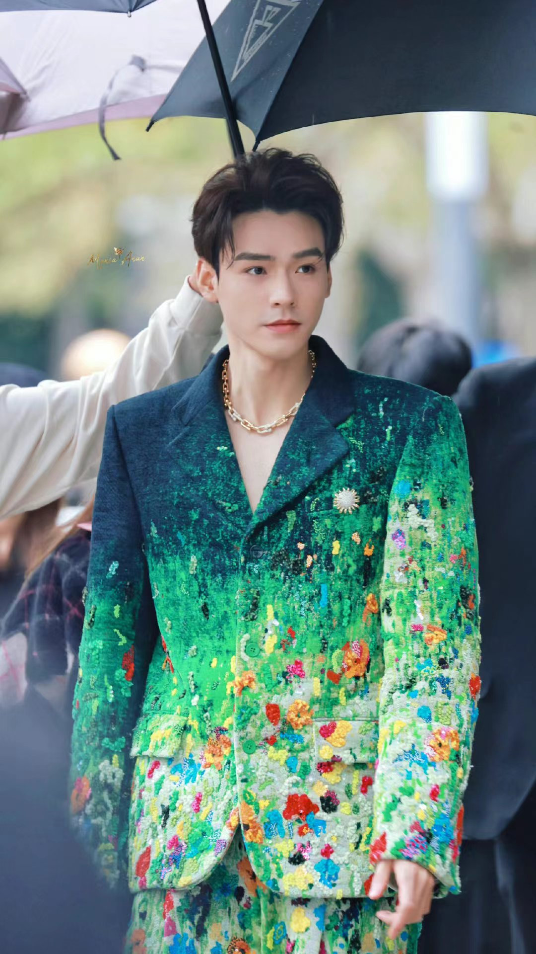 龚俊最新造型绿色花西装都能hold住表现力好绝此前