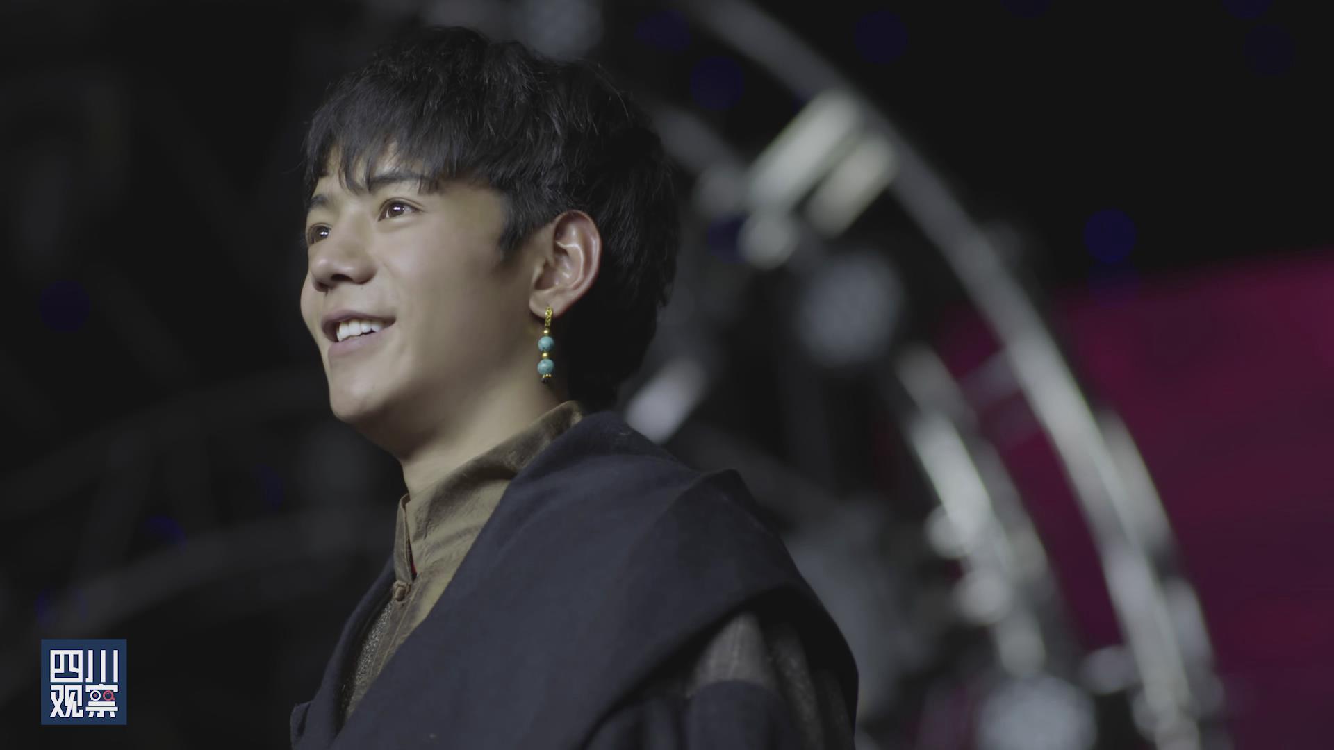 丁真的舞台将用最纯朴的藏歌风情 将理塘人的热情 和当地特色风光唱到