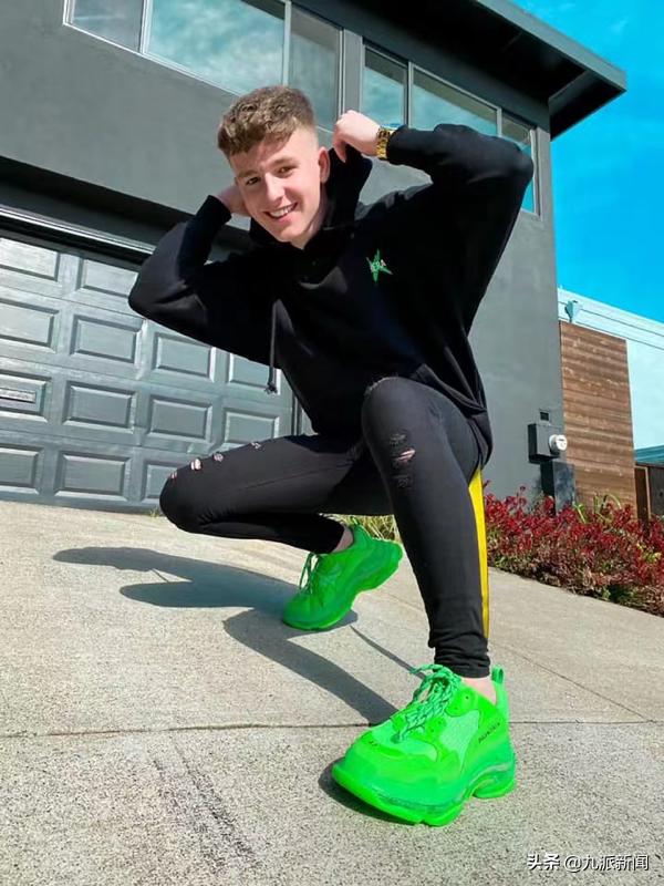 20岁爱尔兰小伙偷偷给父母买了一套房和一辆奔驰 父母喜极而泣休闲区蓝鸢梦想 - Www.slyday.coM