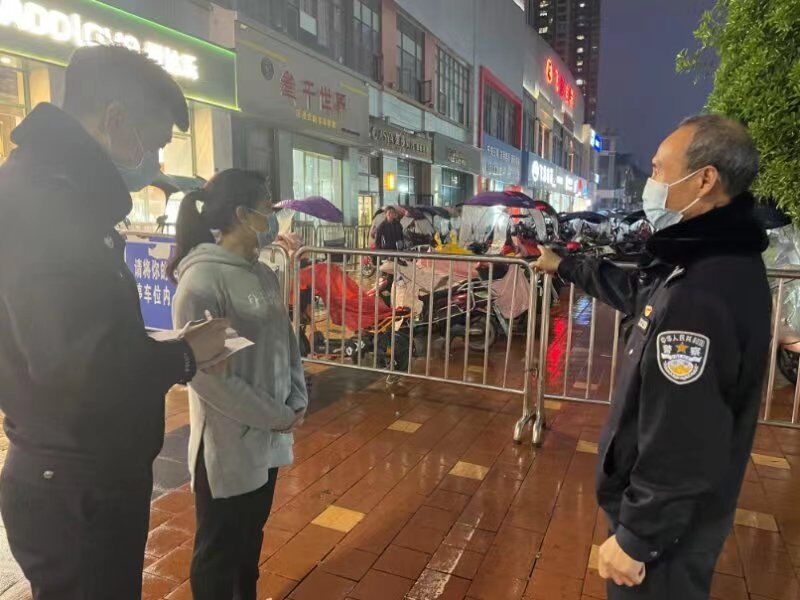 加班回家途中 这位资阳高新民警顺便抓了个小偷休闲区蓝鸢梦想 - Www.slyday.coM