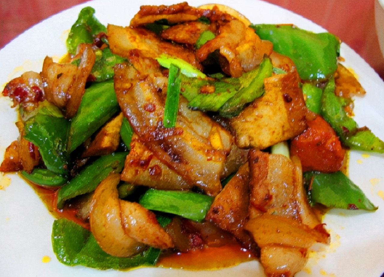 若你荤类的食物感兴趣的话,那这道回锅肉可不能少点,回锅肉的口感那是