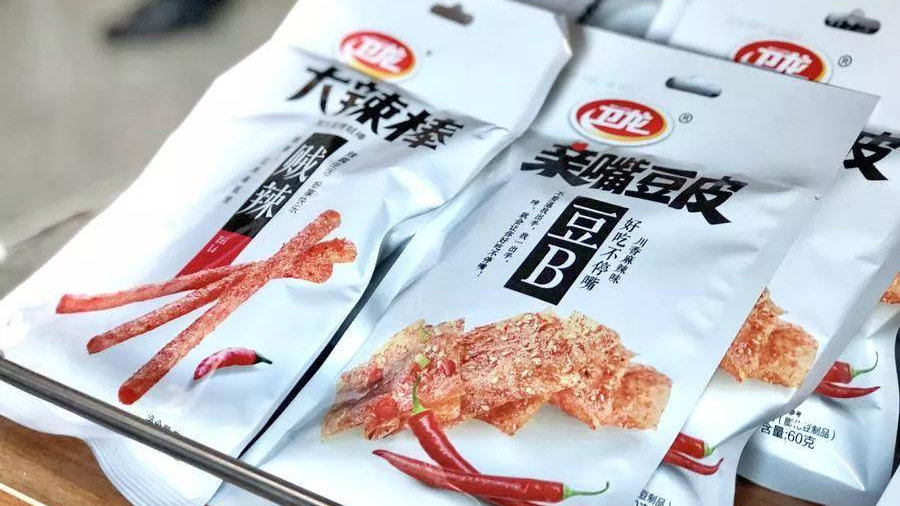 卫龙辣条被指有异物 多次被曝存在食品安全问题