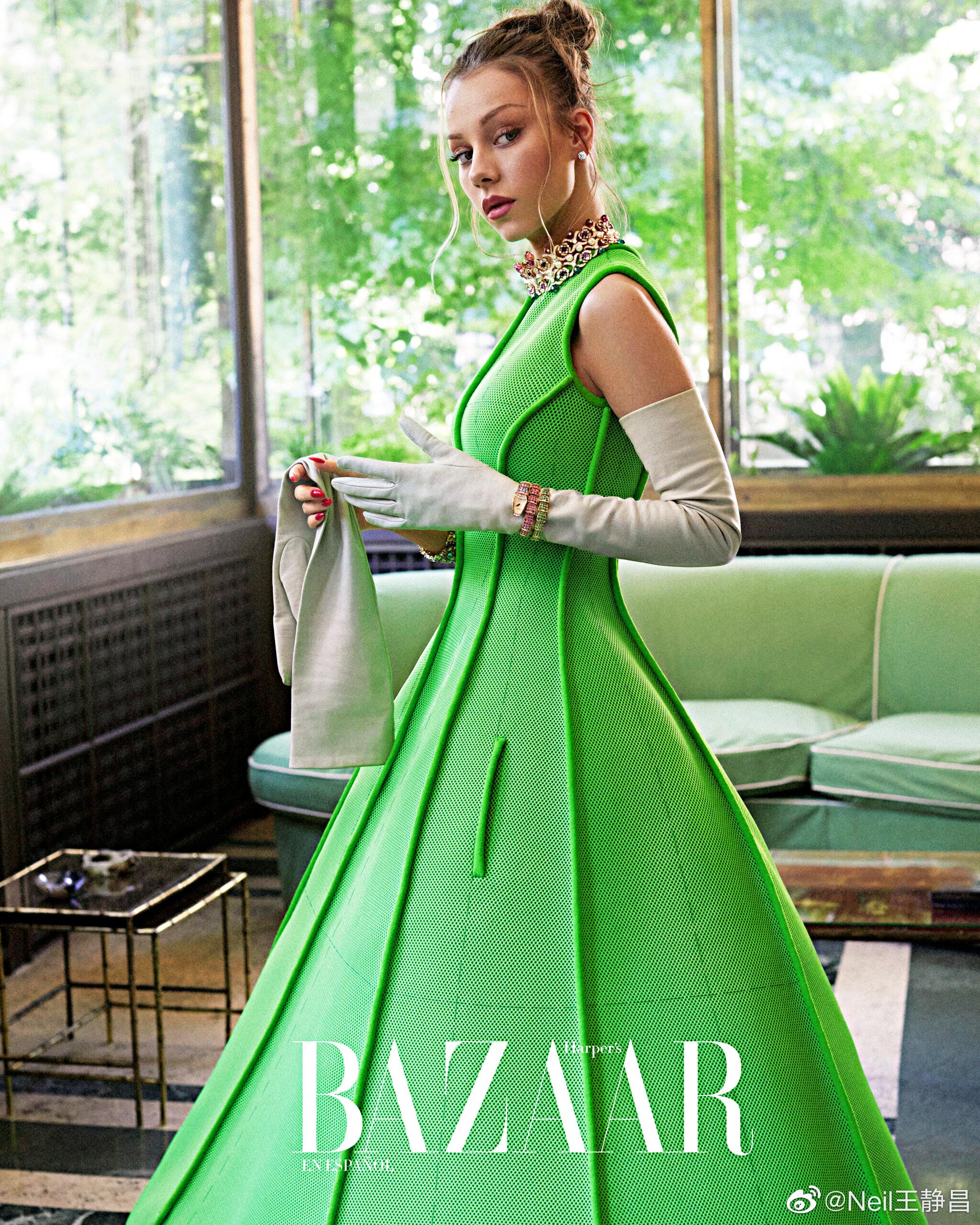 西班牙女星ester expósito登上墨西哥版《harpers bazaar》|harpers