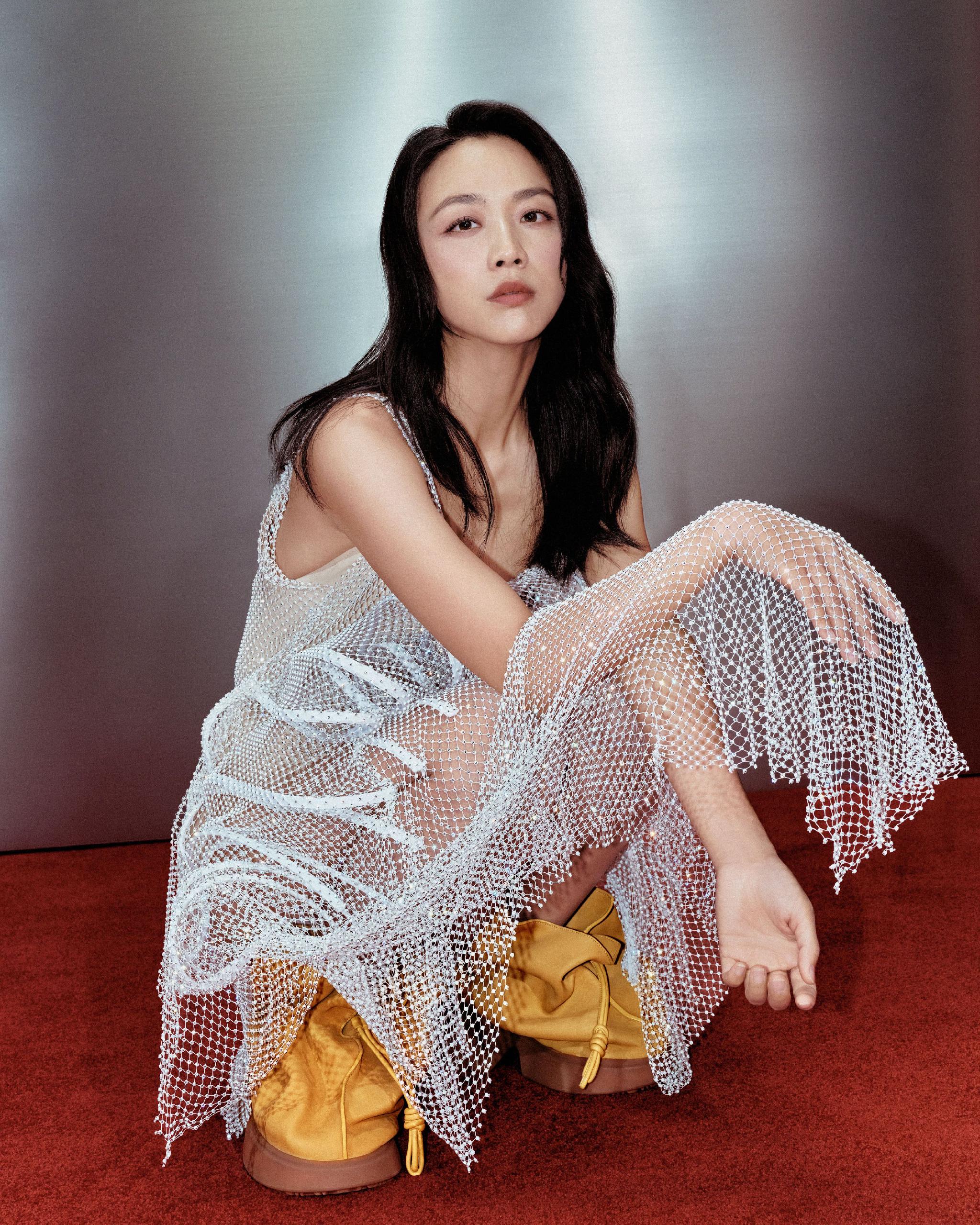 汤唯在最新的形象大片中身着2022秋冬系列,演绎纯色版puzzle手袋和