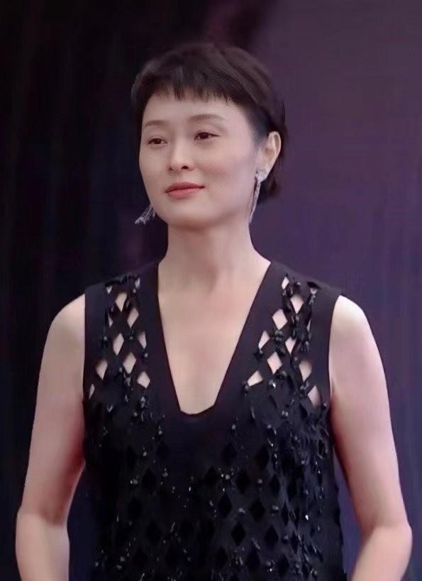 吴越自然变老有多美，皱纹明显身材也臃肿，但气质却很迷人休闲区蓝鸢梦想 - Www.slyday.coM