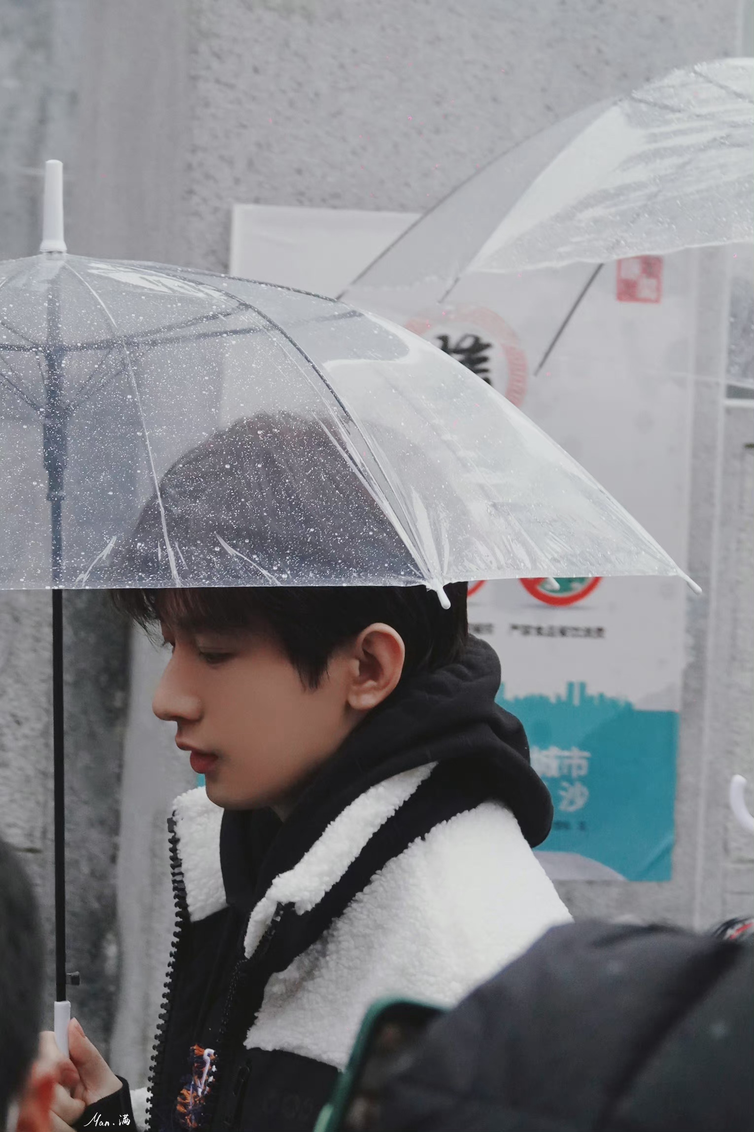 成毅节目录制路透雨中撑伞照氛围感十足