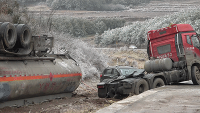 凌晨路面结冰,载油罐车侧翻!|罐车|汽油|技术人员_新浪新闻