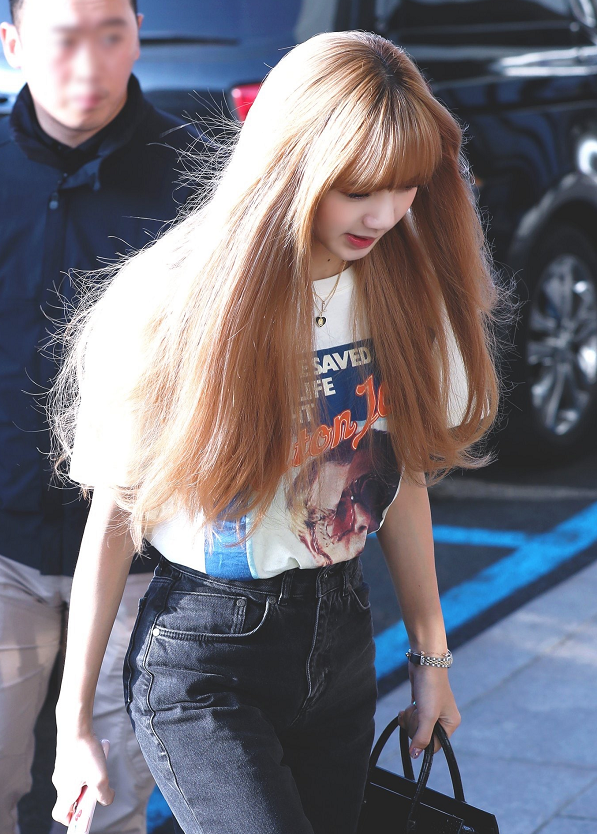 lisa终于放弃短裙,当她换上"胖胖裤"后,生图却暴露真实身材