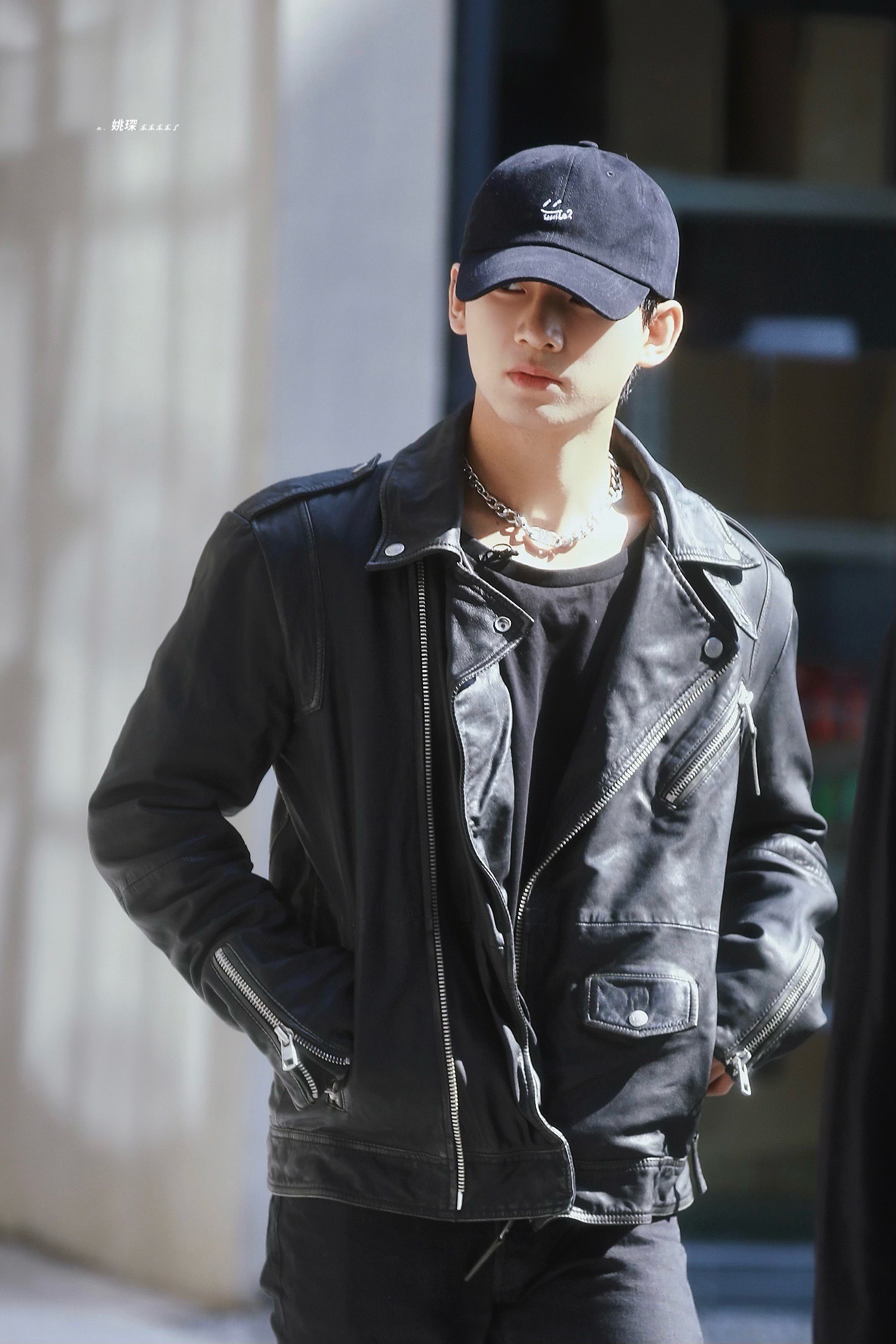 姚琛综艺录制上班饭拍 黑色皮衣搭配黑色长裤棒球帽……_高清图集