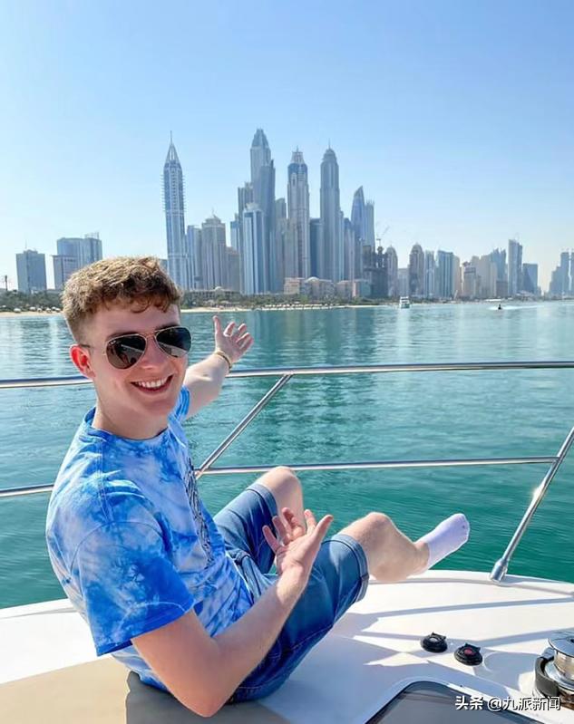 20岁爱尔兰小伙偷偷给父母买了一套房和一辆奔驰 父母喜极而泣休闲区蓝鸢梦想 - Www.slyday.coM