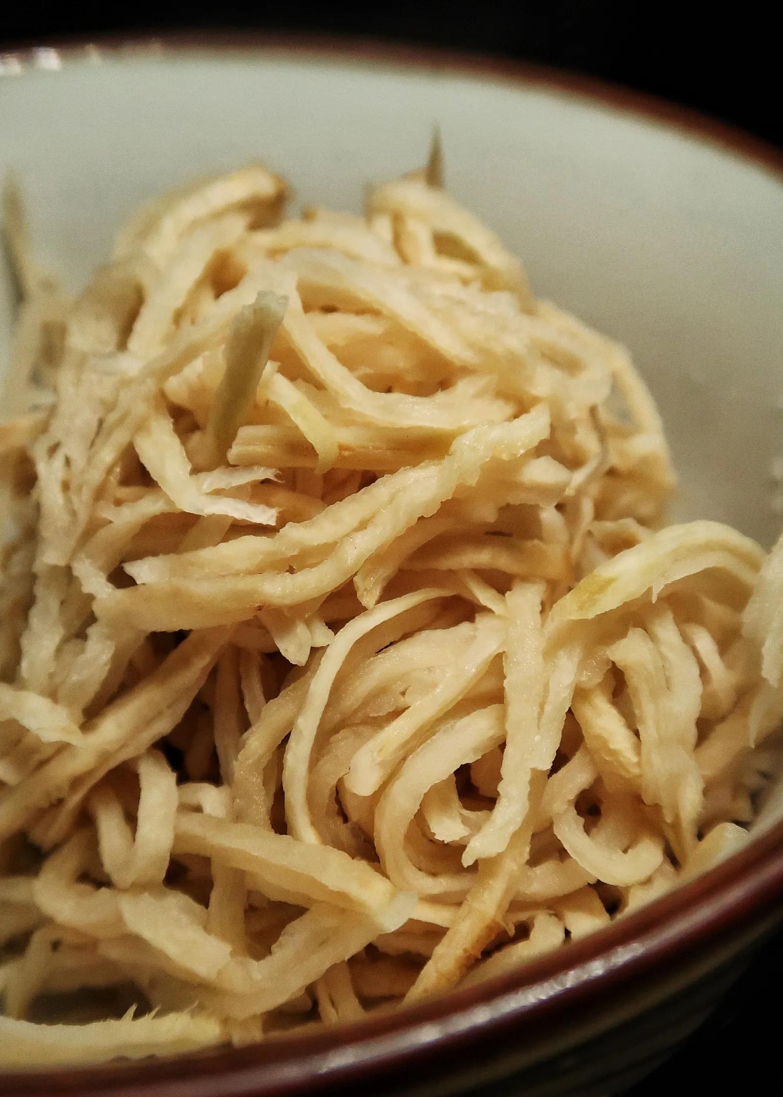 那些粗剌剌的萝卜条子,在凛冽的冬日喝上三四天的风,就蔫瘦了.