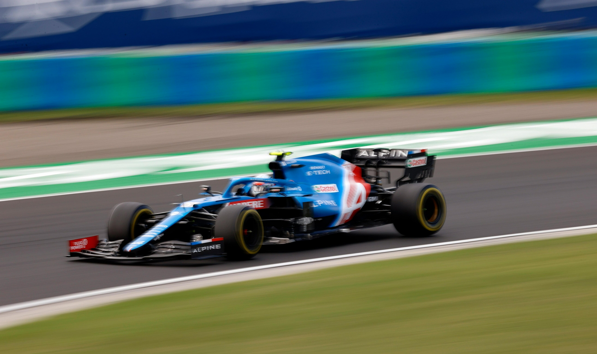 8月1日,阿尔派车队法国车手奥康驾驶赛车在比赛中.新华社/路透