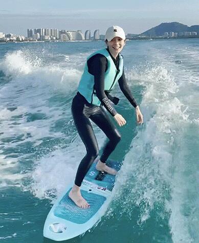 angelababy分享海上冲浪vlog 姿势专业又美又飒|专业|姿势|动作_新浪