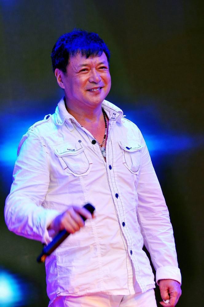 迟志强近照发福显沧桑,曾从巨星沦为阶下囚,出狱后娶妻变专一