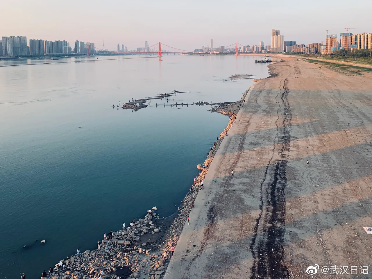 武汉杨泗港江滩每天不一样,滩涂面积越来越大,浅滩越来越多?__财经头条